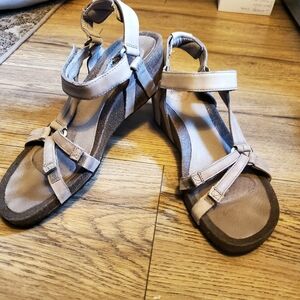 Teva women's tan sandals size 9